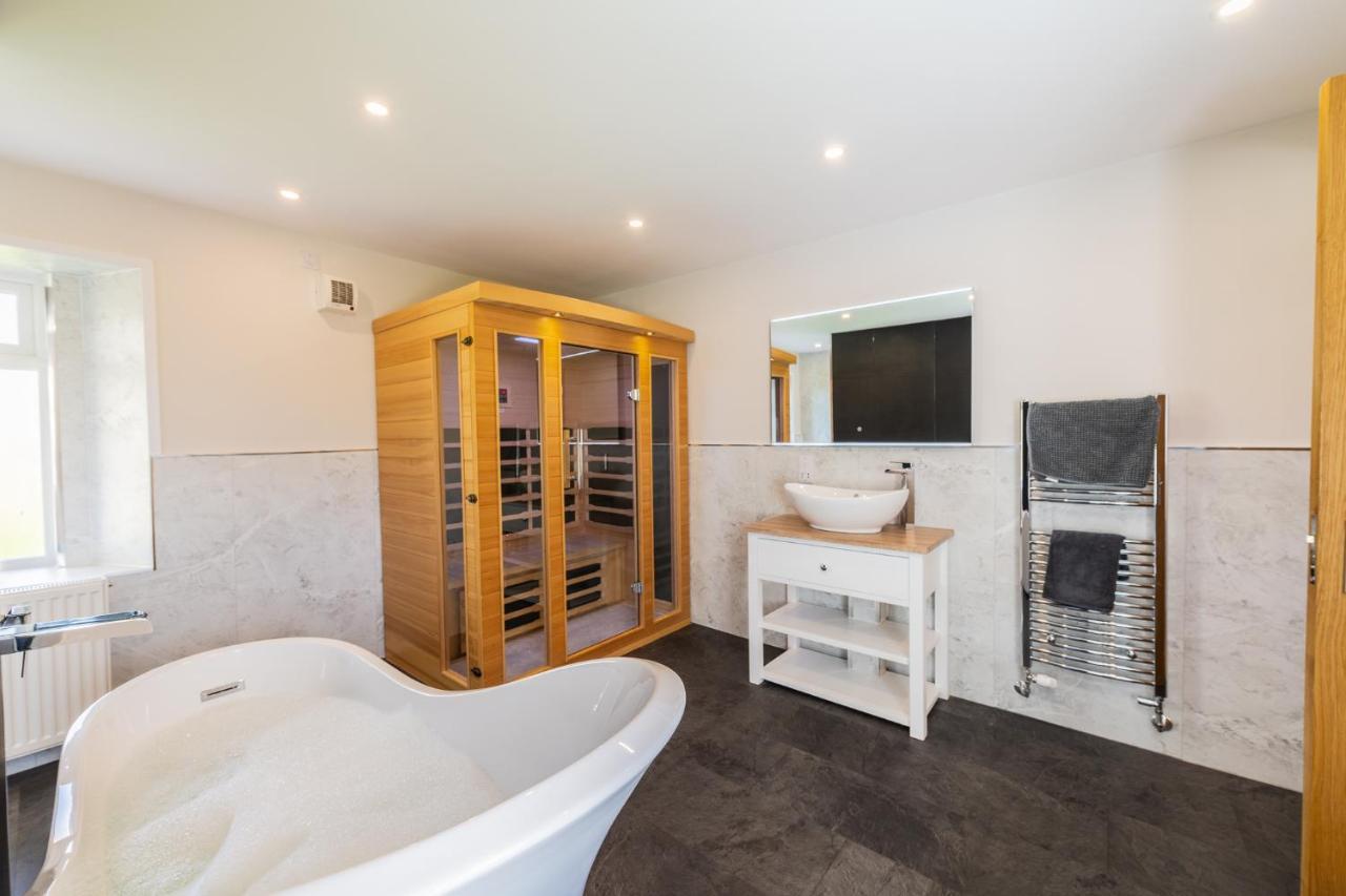 Nether Newton - Sleeps 12, Hottub, Sauna, Private Garden Newmilns Eksteriør billede