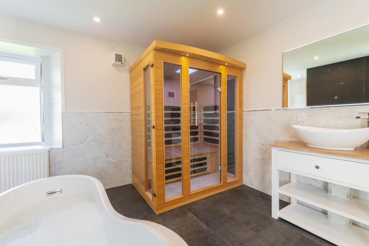 Nether Newton - Sleeps 12, Hottub, Sauna, Private Garden Newmilns Eksteriør billede
