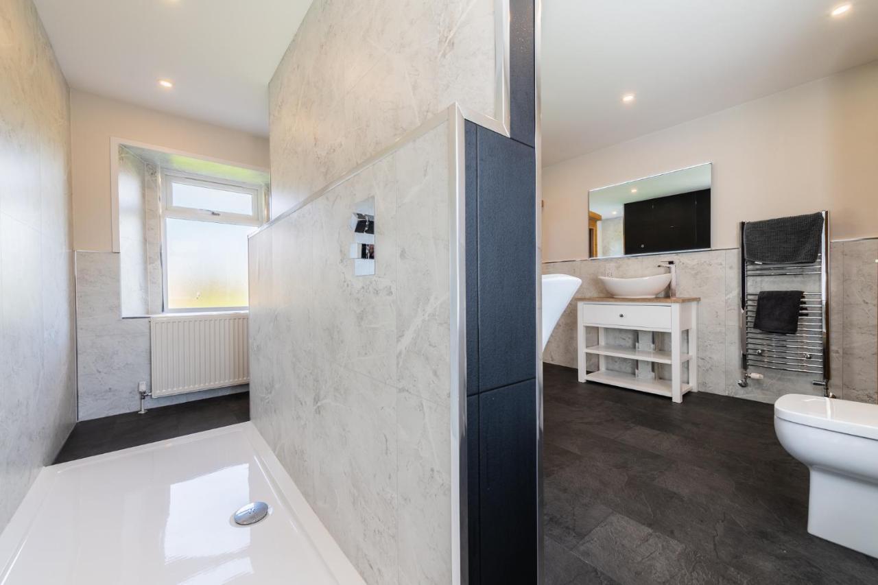 Nether Newton - Sleeps 12, Hottub, Sauna, Private Garden Newmilns Eksteriør billede